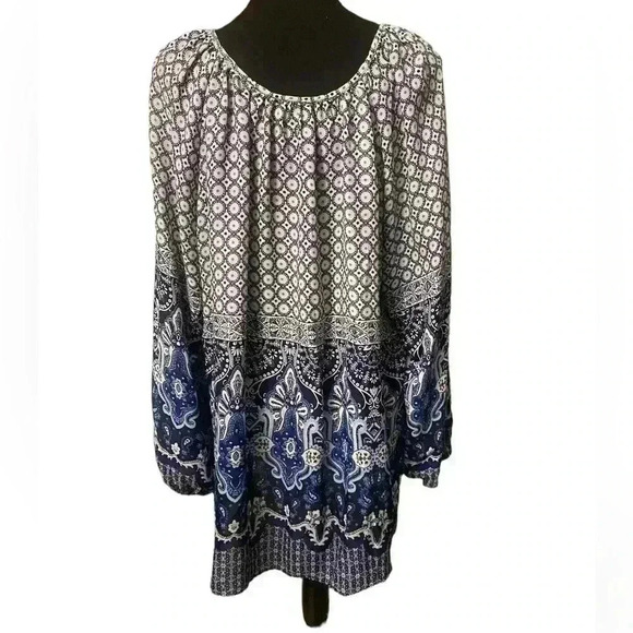 Top by Dressbarn with elastic at wristbands. Shades of blues. Size 3X - Picture 5 of 8